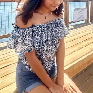 𝙁𝙡𝙤𝙧𝙖𝙡 𝙊𝙛𝙛-𝙩𝙝𝙚-𝙎𝙝𝙤𝙪𝙡𝙙𝙚𝙧 𝙏𝙤𝙥